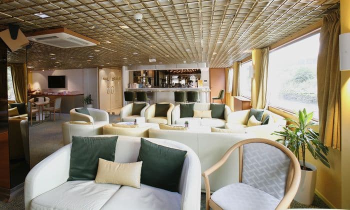 CroisiEurope MS Fernao de Magalhaes Lounge Bar 3.JPG